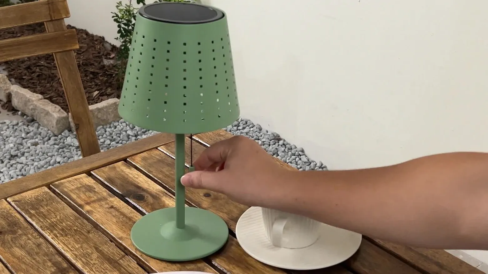 Lindby lámpara de mesa LED solar Hilario, verde, hierro, batería recargable