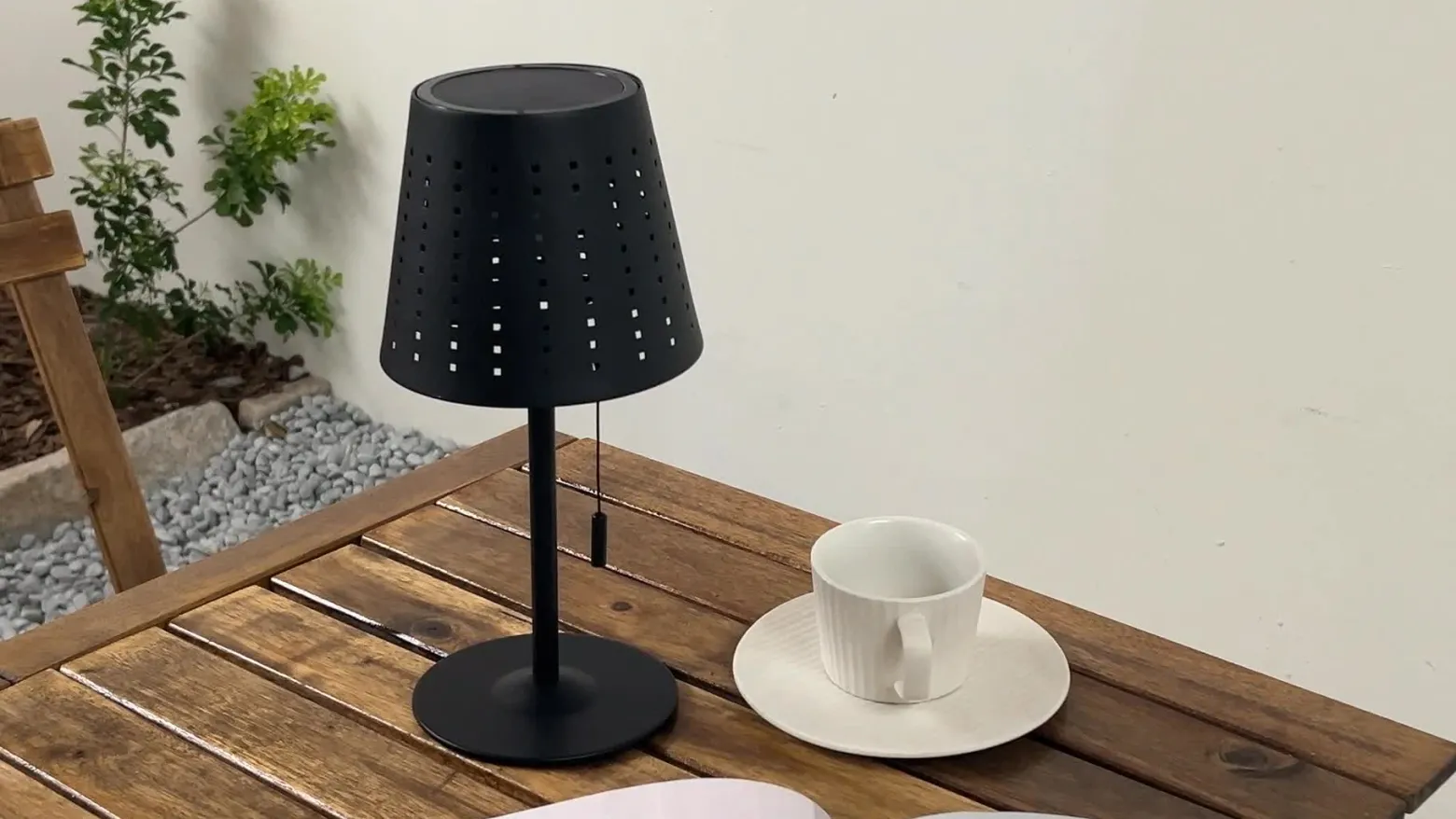 Lindby Lámpara de mesa LED solar Hilario, negra, hierro, batería recargable