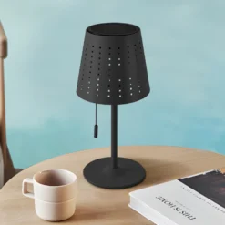Lindby Lámpara de mesa LED solar Hilario, negra, hierro, batería recargable