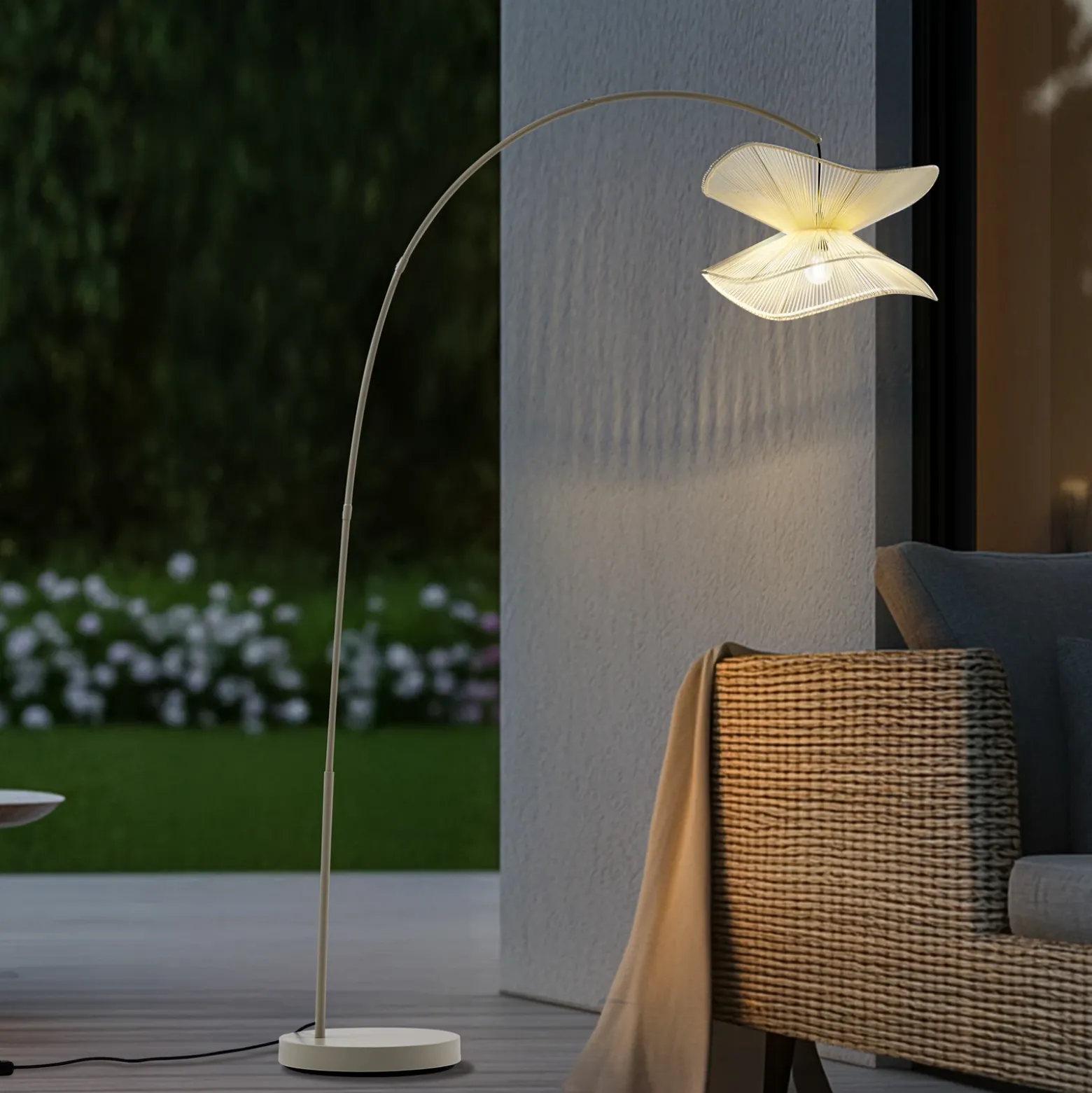 Lindby Lámpara de pie exterior Valdorin, beige, 199 cm, IP44