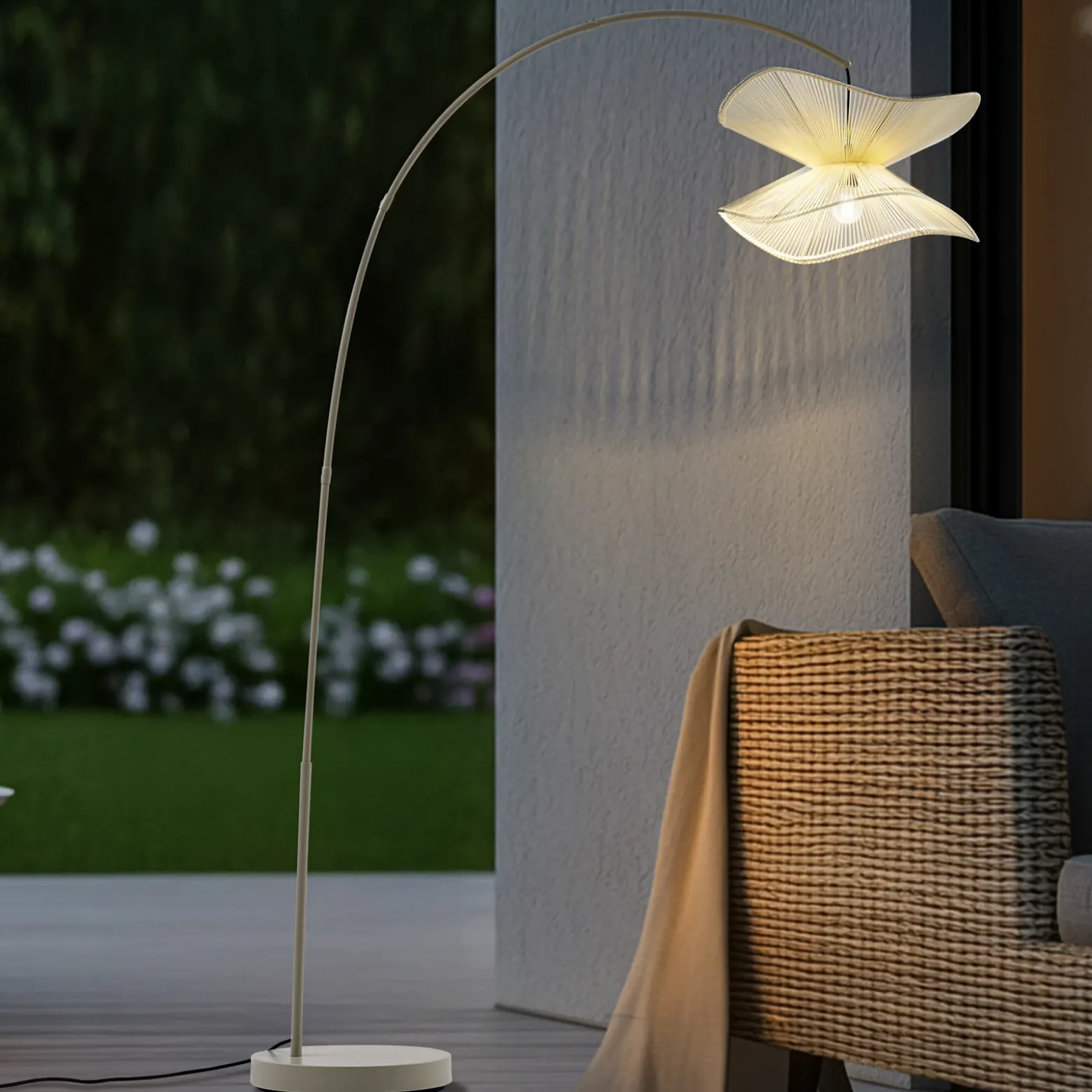 Lindby Lámpara de pie exterior Valdorin, beige, 199 cm, IP44