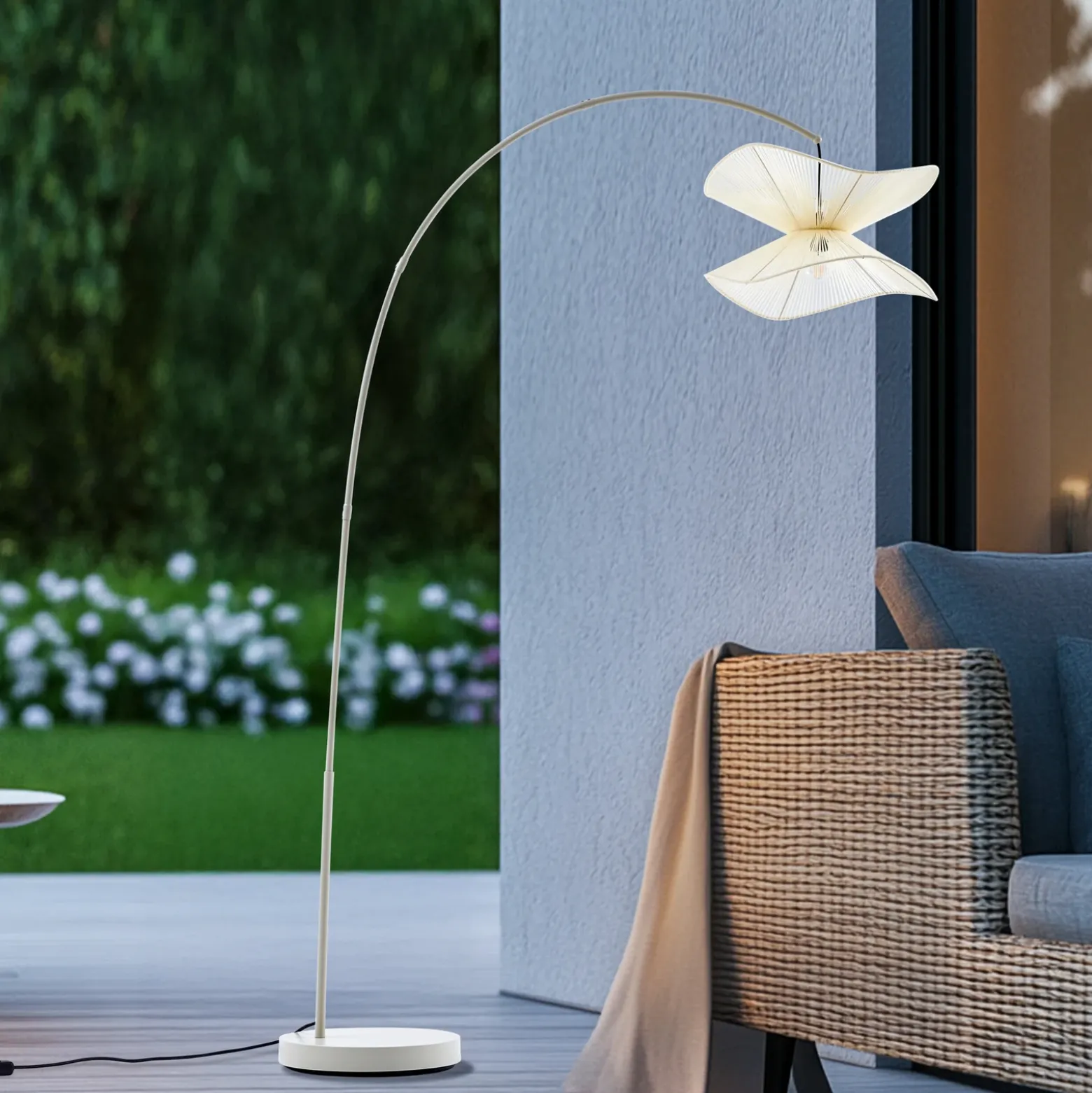 Lindby Lámpara de pie exterior Valdorin, beige, 199 cm, IP44