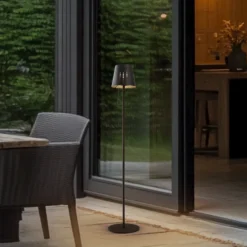 Lindby lámpara de pie LED solar Hilario, negra, hierro, batería recargable