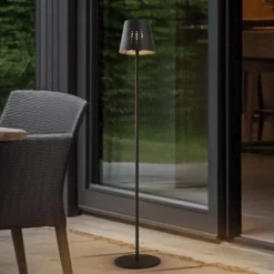 Lindby lámpara de pie LED solar Hilario, negra, hierro, batería recargable