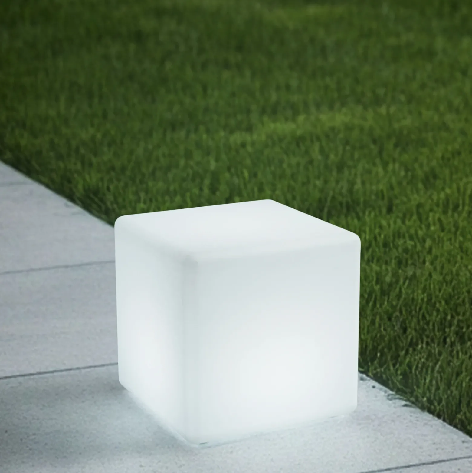 Lindby Lámpara exterior LED recargable Cubara, RGB, cubo, plástico