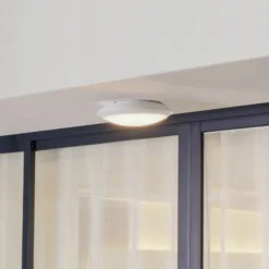 Lindby Lámpara LED de techo para exterior Naira, blanca, sensor, 30 cm, IP65