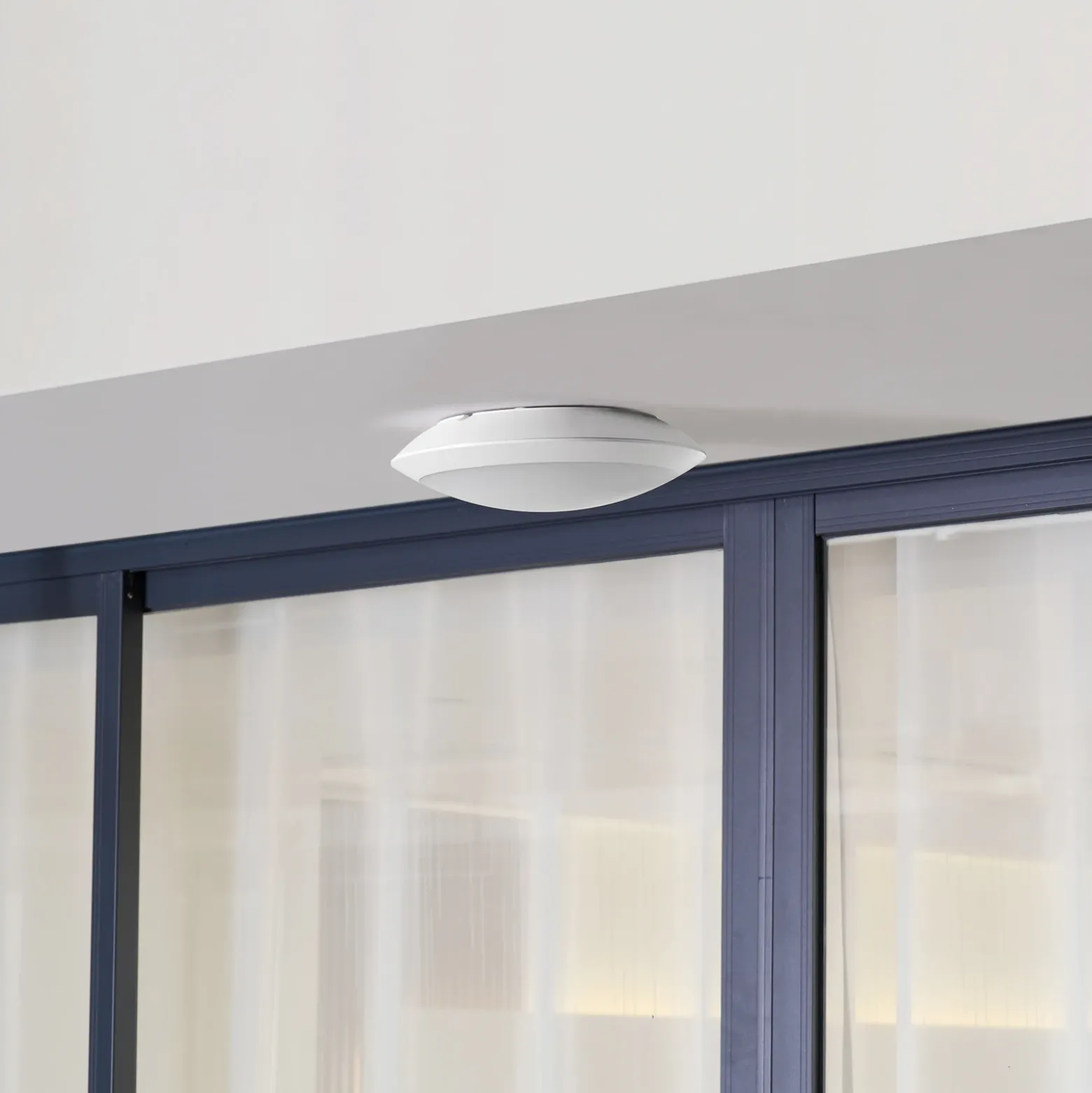Lindby Lámpara LED de techo para exterior Naira, blanca, sensor, 30 cm, IP65