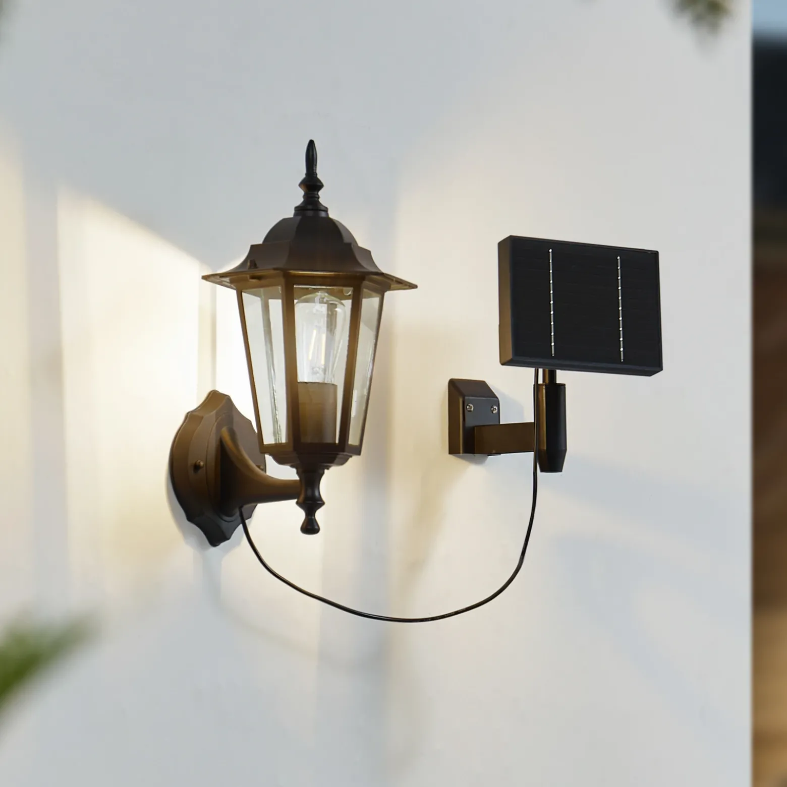Lindby Lámpara solar LED de pared Sayata, negra, aluminio, farolillo