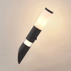 Lindby Okari aplique de exterior, sensor, antorcha