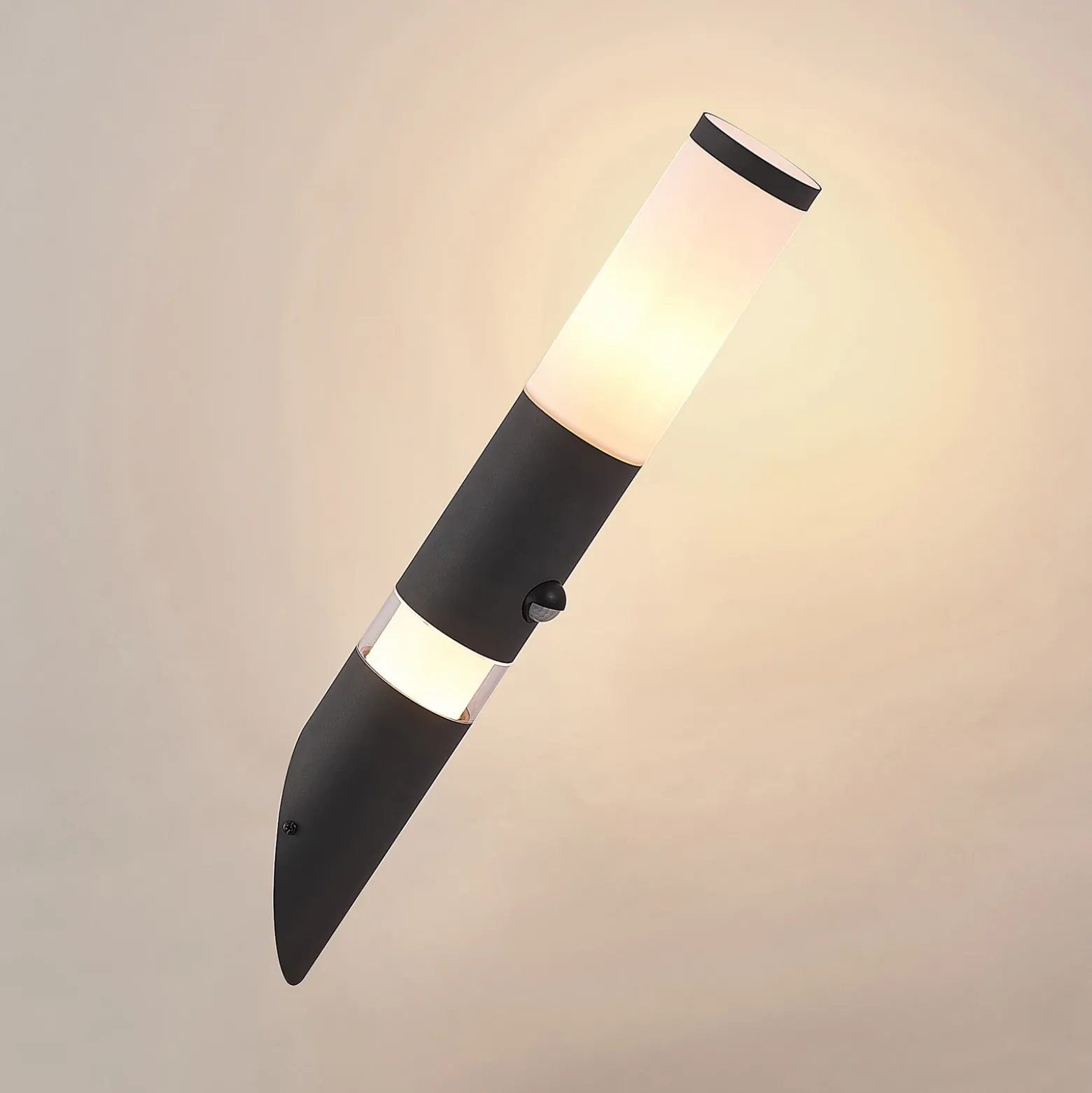 Lindby Okari aplique de exterior, sensor, antorcha