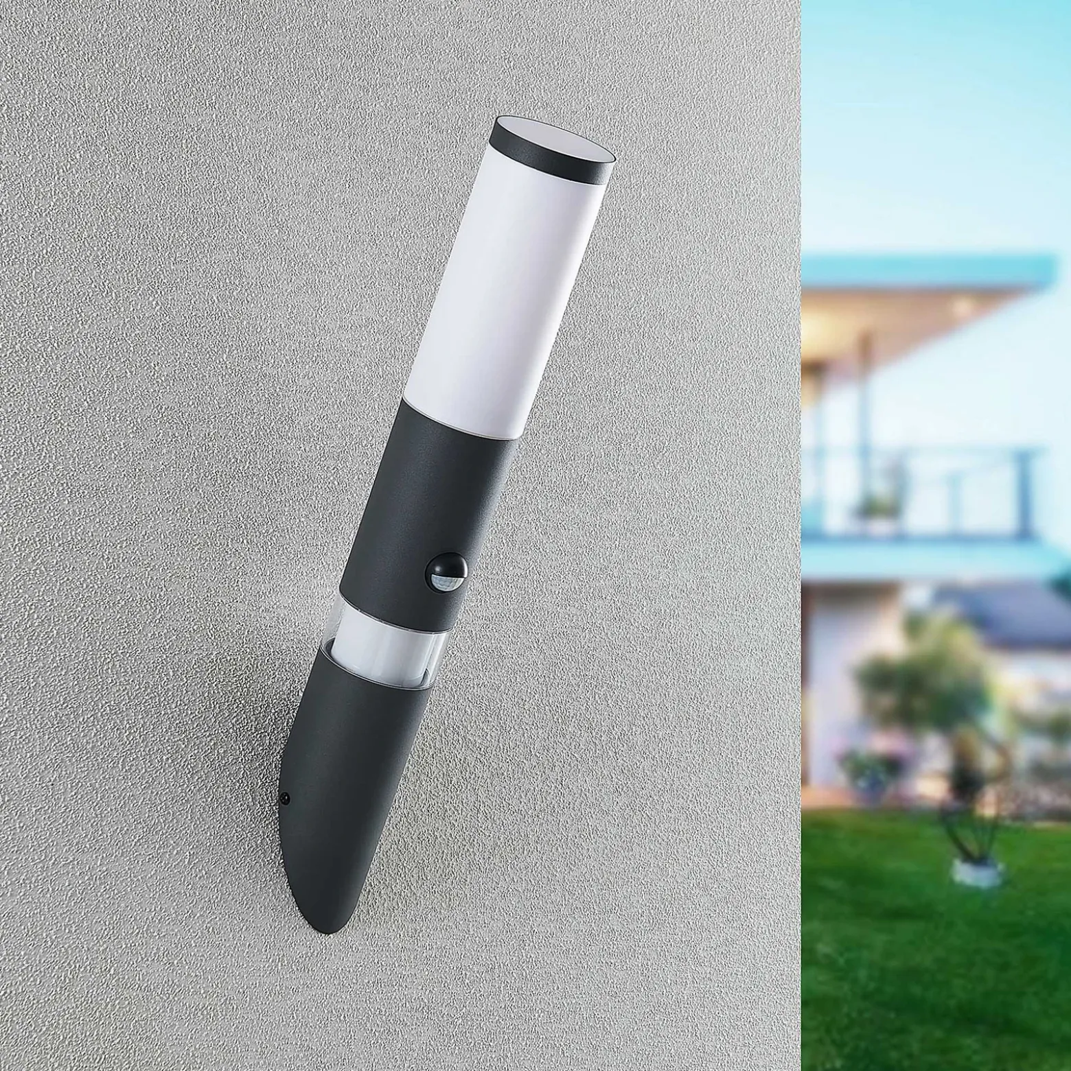 Lindby Okari aplique de exterior, sensor, antorcha