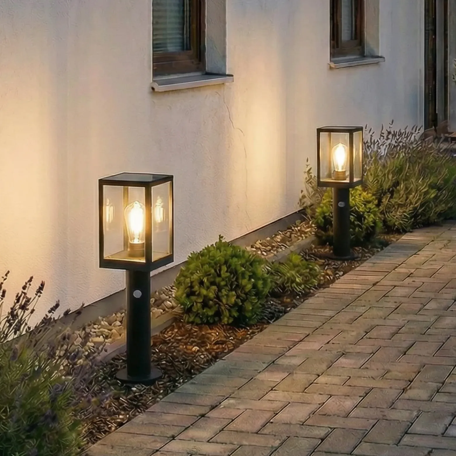 Lindby Relto, bolardo luminoso LED para caminos, sensor, pica para clavar en el