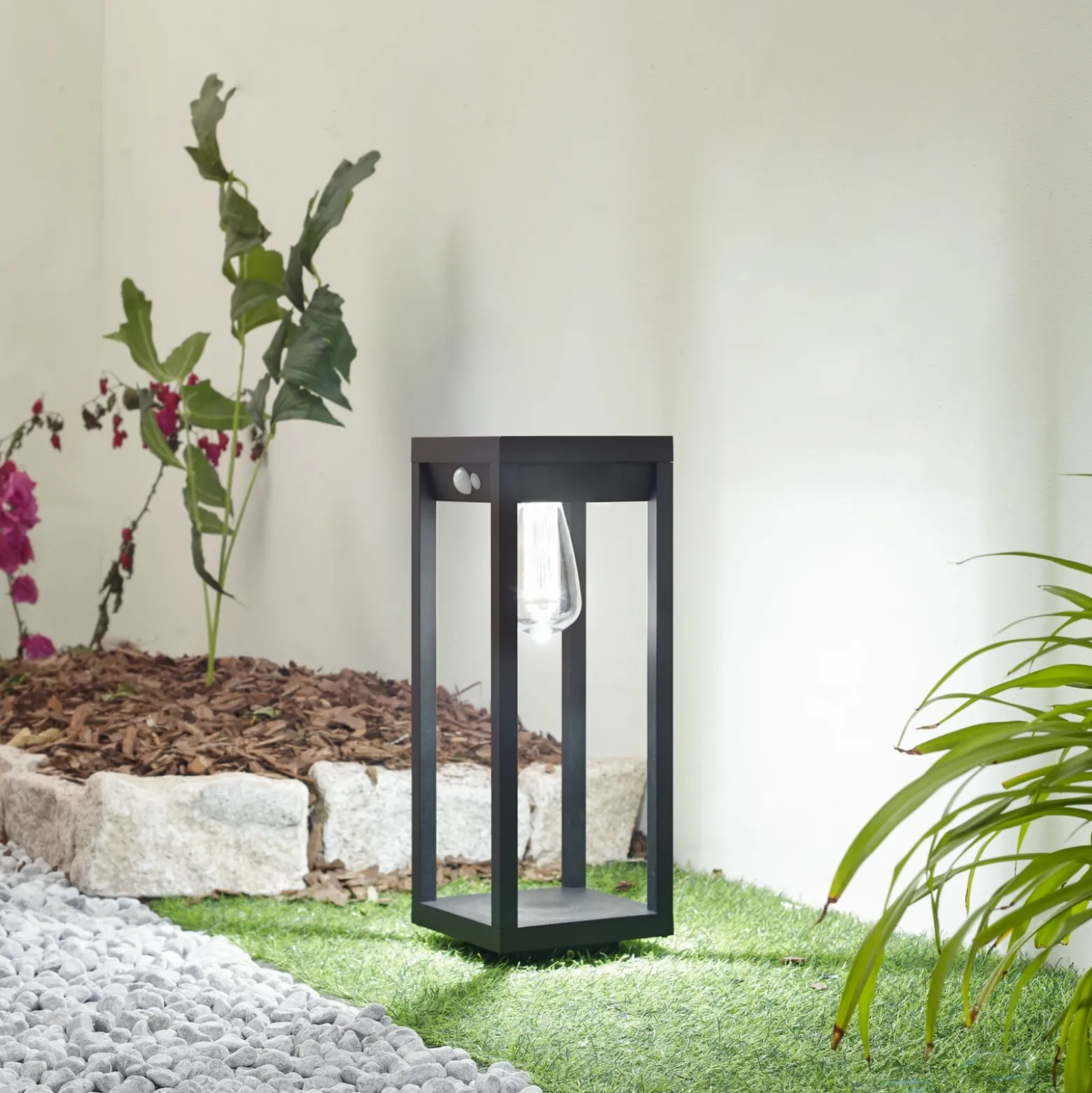 Lindby Smart baliza LED solar Enea, sensor, CCT, RGB