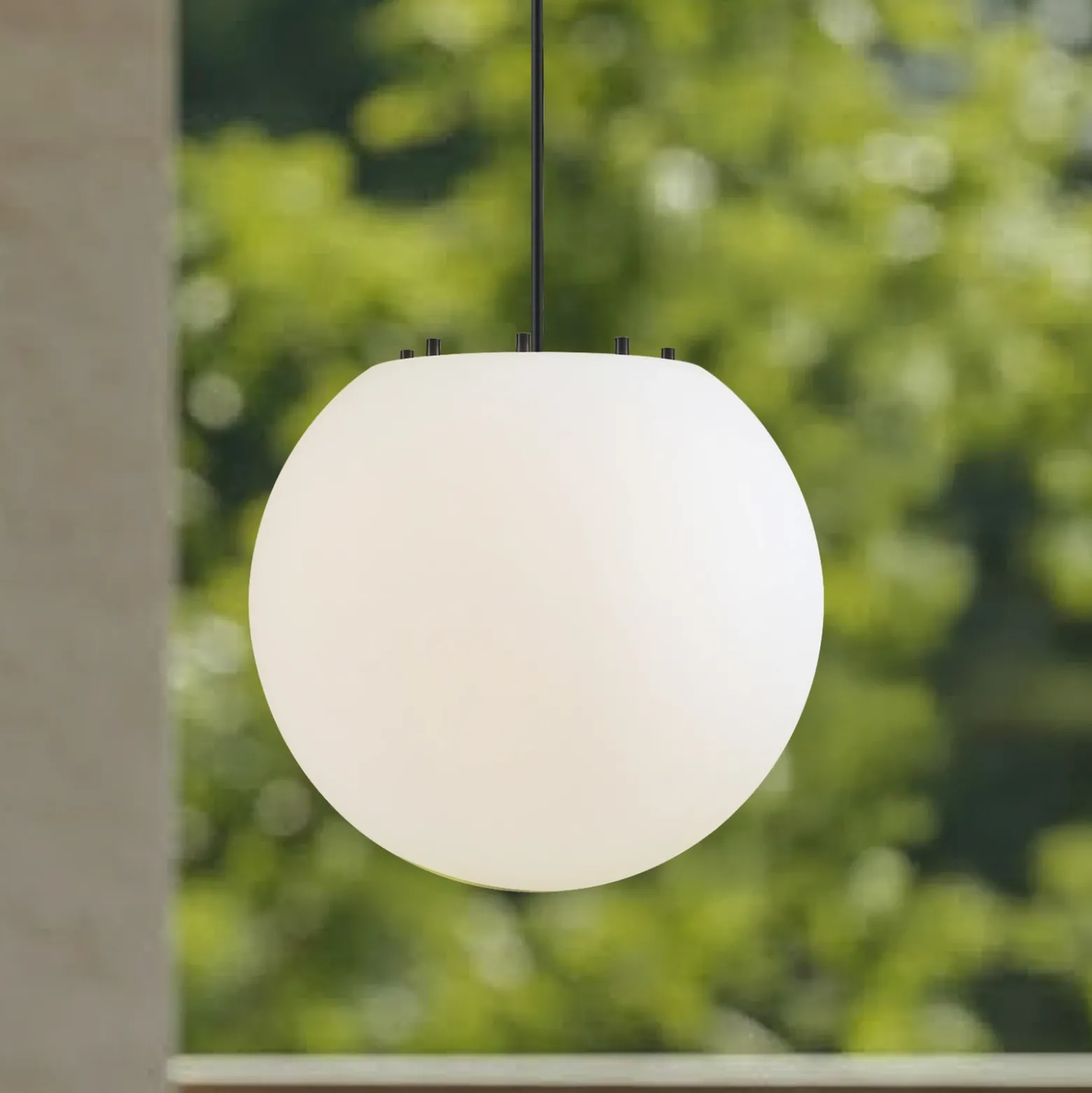 Lámpara colgante exterior Alea de Lindby, blanca, plástico, Ø 38 cm
