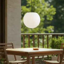 Lámpara colgante exterior Alea de Lindby, blanca, plástico, Ø 38 cm