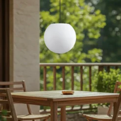 Lámpara colgante exterior Alea de Lindby, blanca, plástico, Ø 38 cm