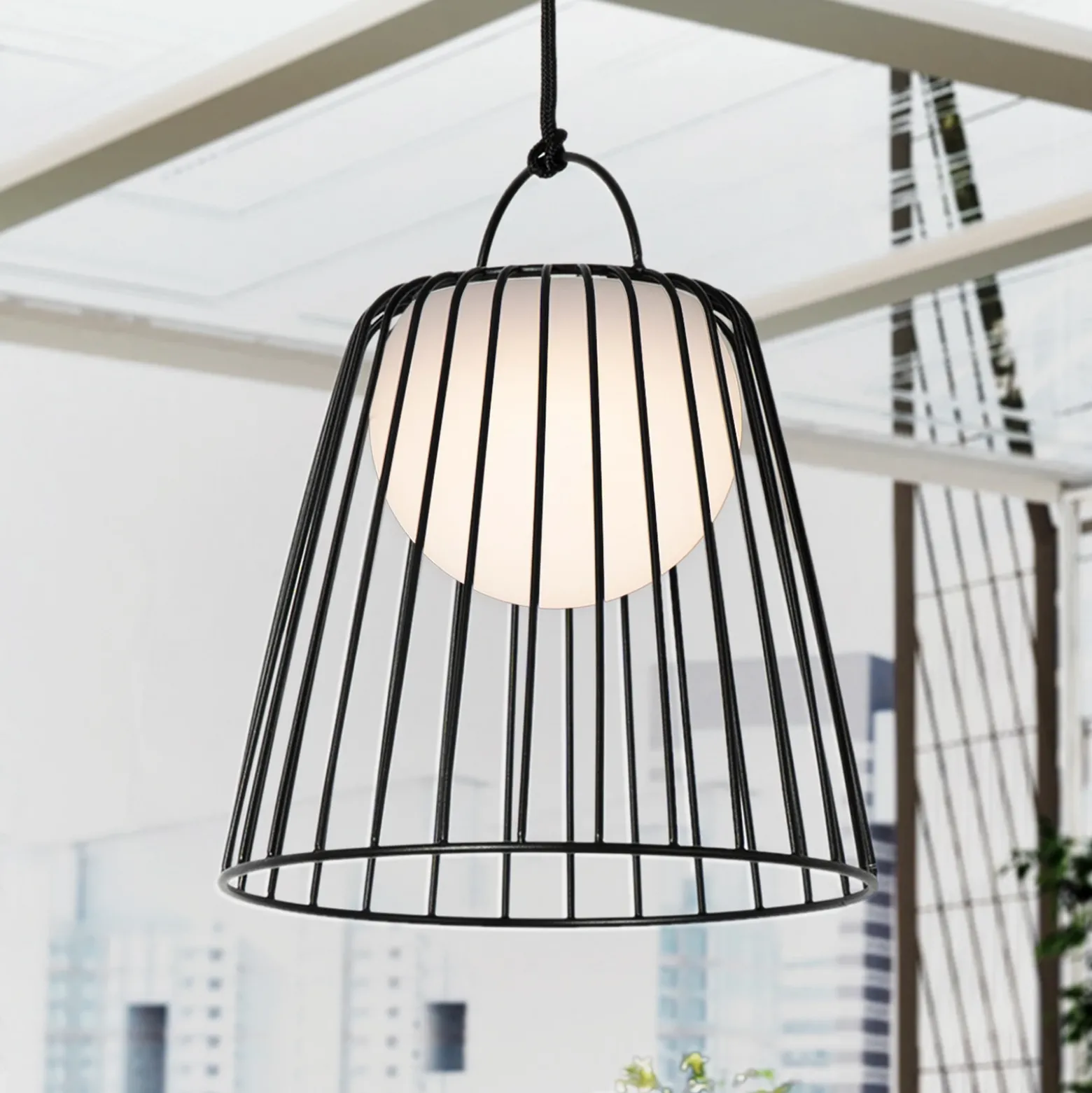 Lámpara colgante exterior LED recargable Lindby Levino, negra, de metal