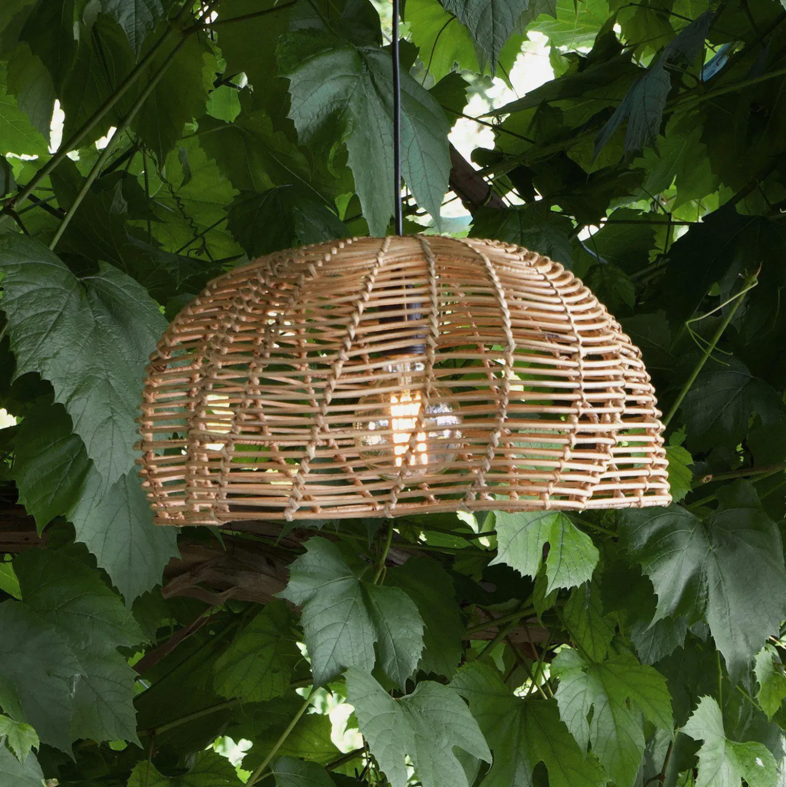 Lámpara colgante exterior Mayla, ratán natural, Ø 43 cm, enchufe IP44