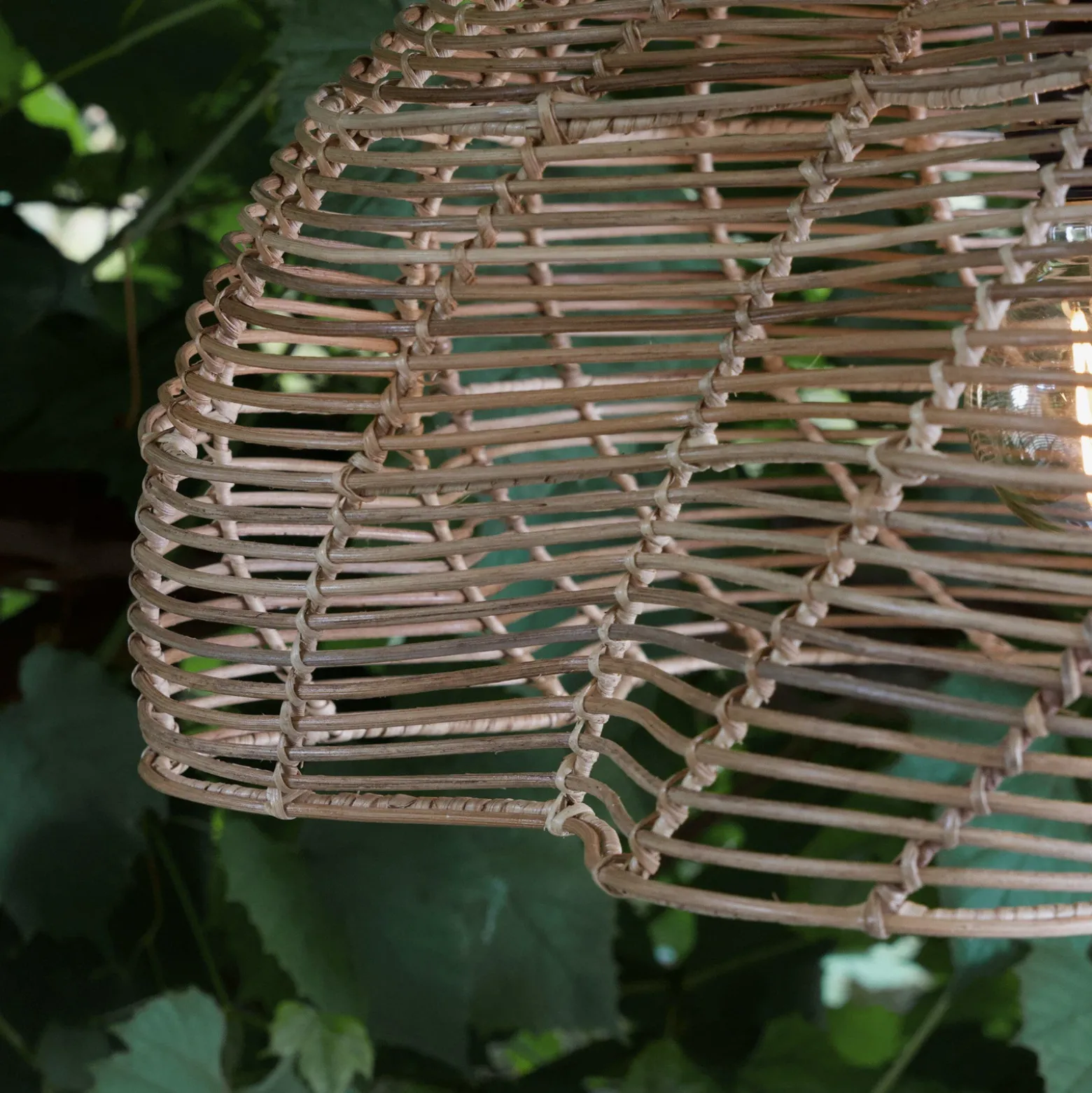 Lámpara colgante exterior Mayla, ratán natural, Ø 53 cm, enchufe IP44