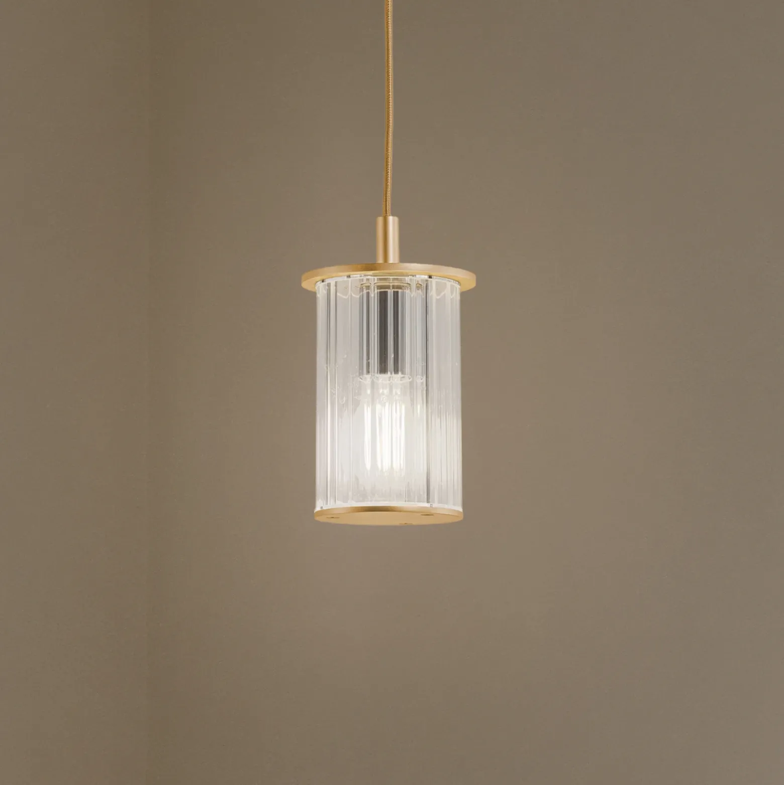 Lámpara colgante exterior Nora, dorada/transparente, IP44, cristal