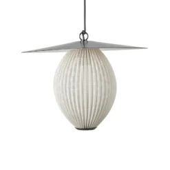 Lámpara colgante exterior Satellite de Gubi, 45 x 27 cm, negro/dorado mostaza