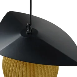 Lámpara colgante exterior Satellite de Gubi, 57 x 36 cm, negro/dorado mostaza