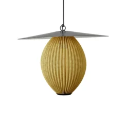 Lámpara colgante exterior Satellite de Gubi, 57 x 36 cm, negro/dorado mostaza