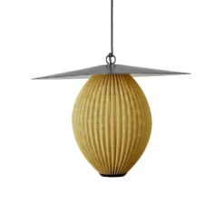Lámpara colgante exterior Satellite de Gubi, 57 x 36 cm, negro/dorado mostaza