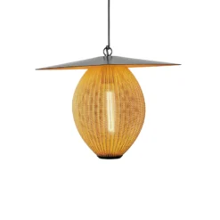 Lámpara colgante exterior Satellite de Gubi, 57 x 36 cm, negro/dorado mostaza