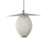 Lámpara colgante exterior Satellite de Gubi, 45 x 27 cm, negro/blanco crema