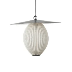 Lámpara colgante exterior Satellite de Gubi, 45 x 27 cm, negro/blanco crema