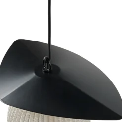 Lámpara colgante exterior Satellite de Gubi, 45 x 27 cm, negro/blanco crema
