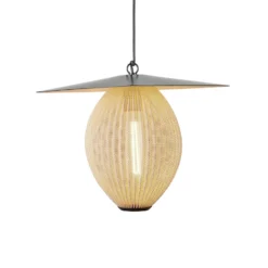 Lámpara colgante exterior Satellite de Gubi, 57 x 36 cm, negro/blanco crema