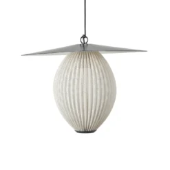 Lámpara colgante exterior Satellite de Gubi, 57 x 36 cm, negro/blanco crema