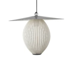 Lámpara colgante exterior Satellite de Gubi, 57 x 36 cm, negro/blanco crema