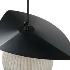 Lámpara colgante exterior Satellite de Gubi, 57 x 36 cm, negro/blanco crema