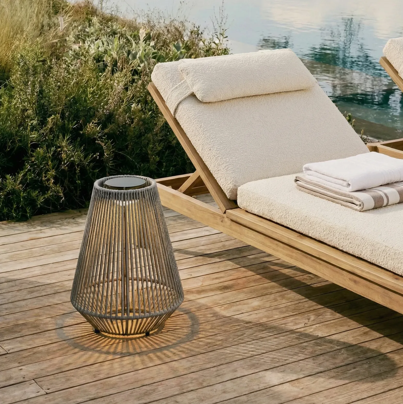 Lámpara colgante solar LED Lindby Austas, gris, Ø 32 cm, USB, IP54