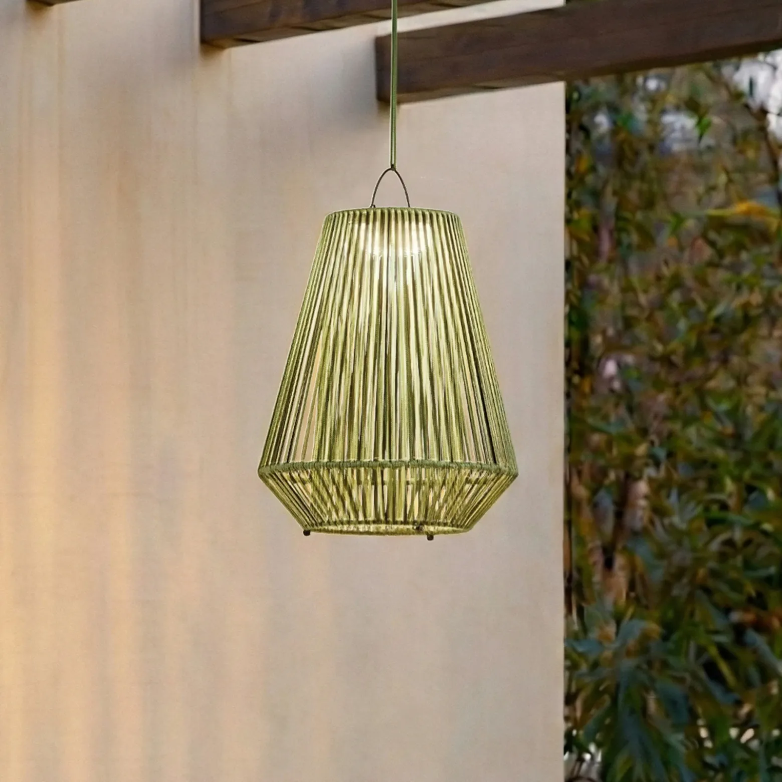 Lámpara colgante solar LED Lindby Austas, verde, Ø 32 cm, USB, IP54