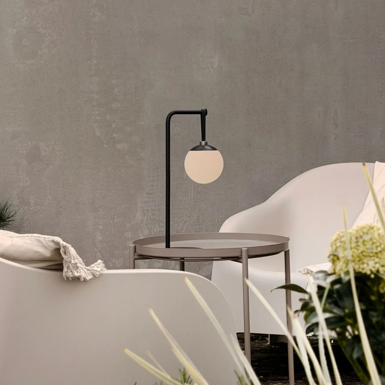 Lámpara decorativa recargable LED Odin de Dyberg Larsen, negro/blanco, IP44