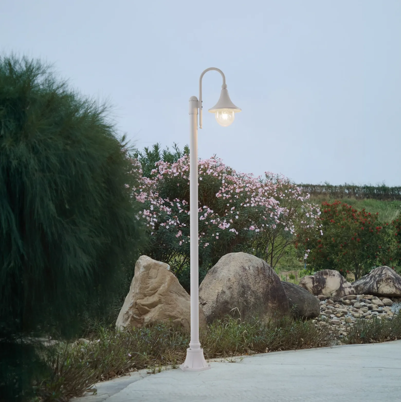 Lámpara de exterior Lindby Daphne, 220 cm, blanca, metal, E27