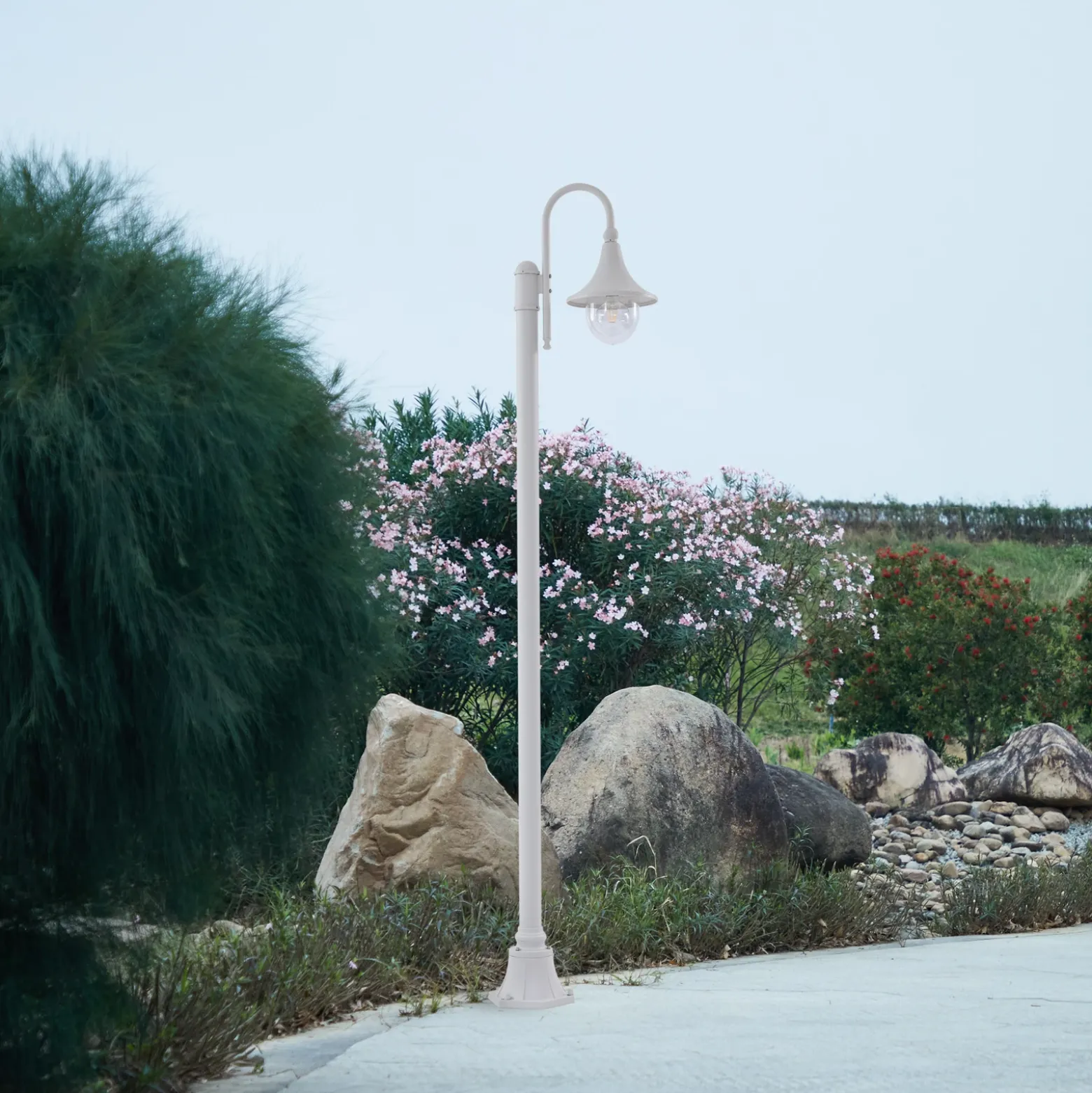 Lámpara de exterior Lindby Daphne, 220 cm, blanca, metal, E27