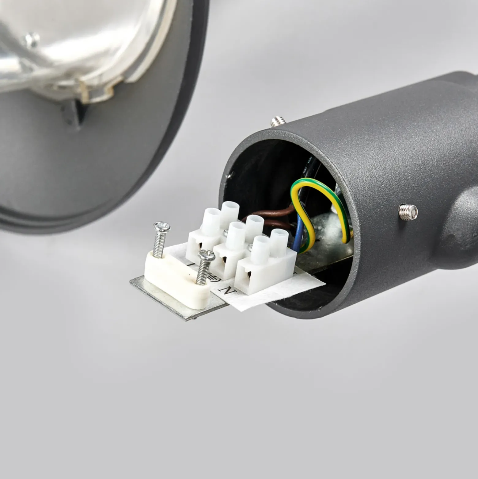 Lámpara de exterior Madea de Lindby, gris, 2 luces, 212 cm, E27, IP44