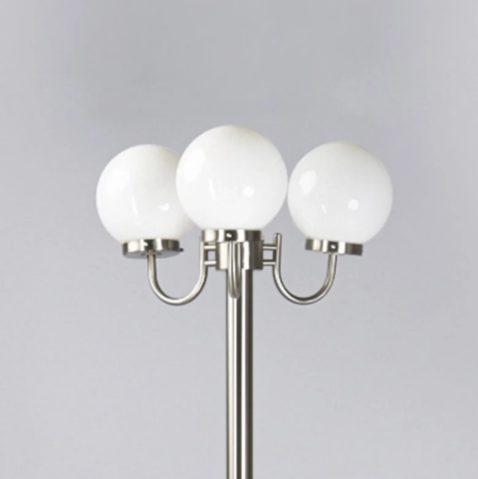 Lámpara de exterior Samuel de Lindby, 218 cm, 3 luces, globo, E27, IP44