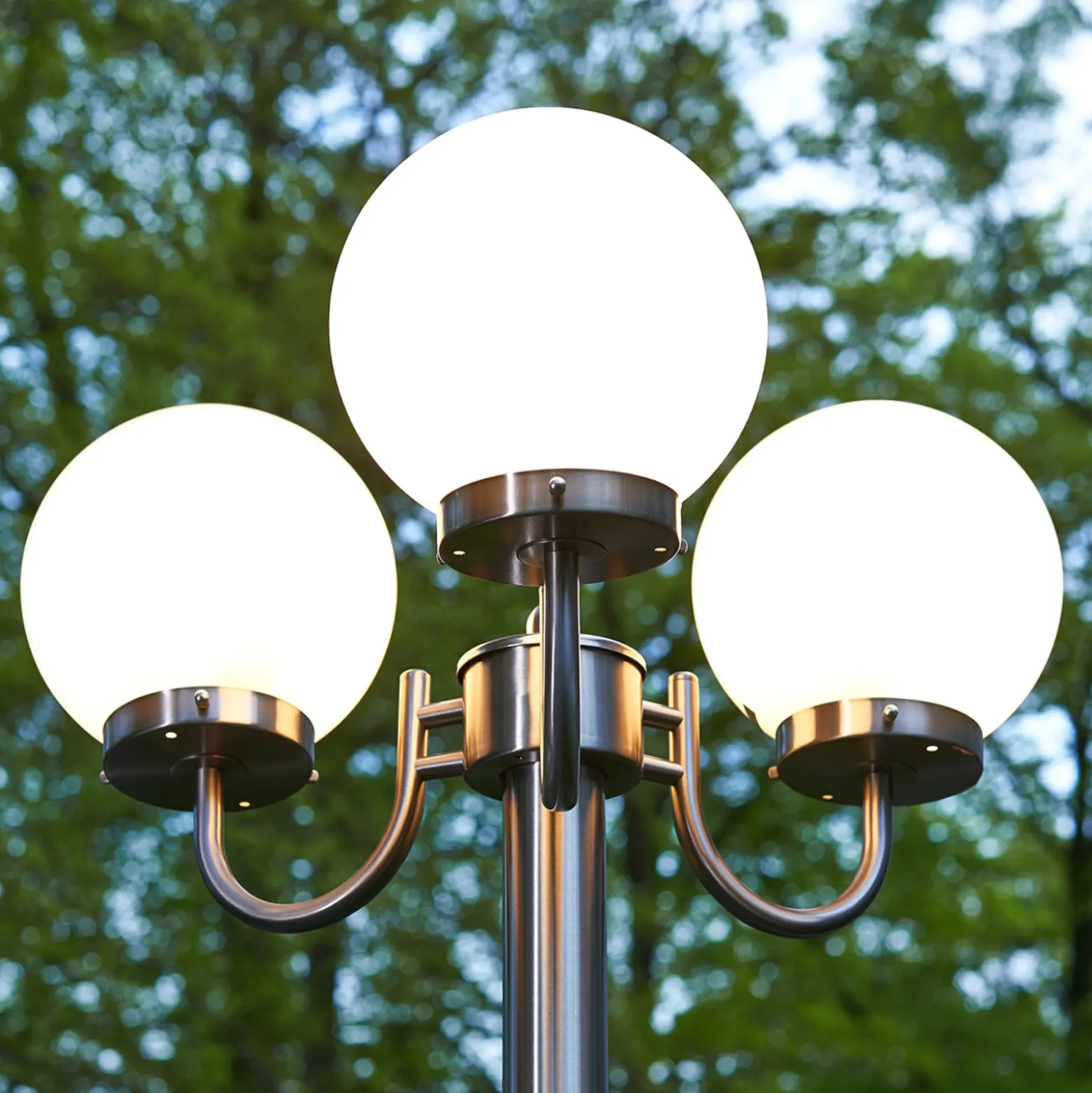Lámpara de exterior Samuel de Lindby, 218 cm, 3 luces, globo, E27, IP44