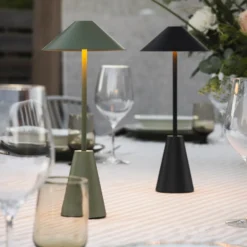 Lámpara de mesa exterior recargable Cannes de Globen Lighting, negra, IP54
