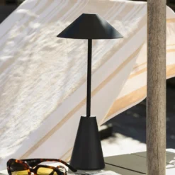 Lámpara de mesa exterior recargable Cannes de Globen Lighting, negra, IP54