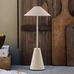 Lámpara de mesa exterior recargable Cannes de Globen Lighting, beige, IP54