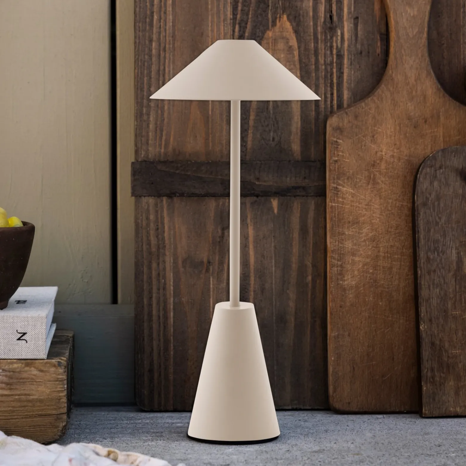 Lámpara de mesa exterior recargable Cannes de Globen Lighting, beige, IP54