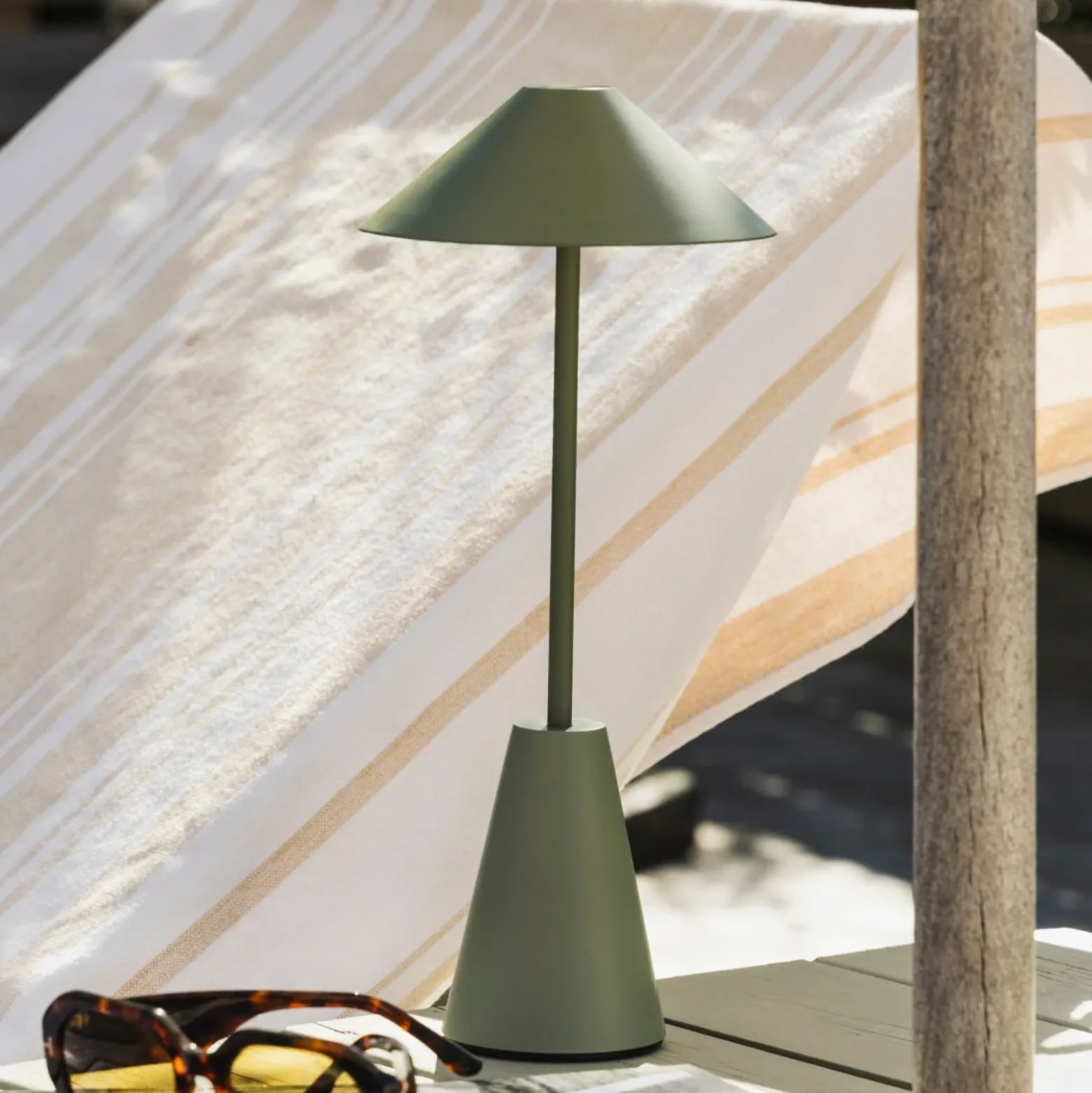 Lámpara de mesa exterior recargable Cannes de Globen Lighting, verde, IP54