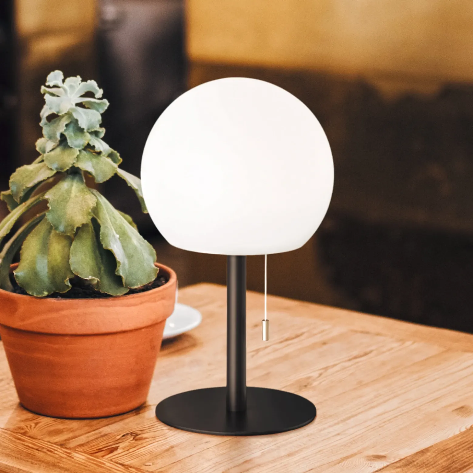 Lámpara de mesa LED batería Trivento, negro arena